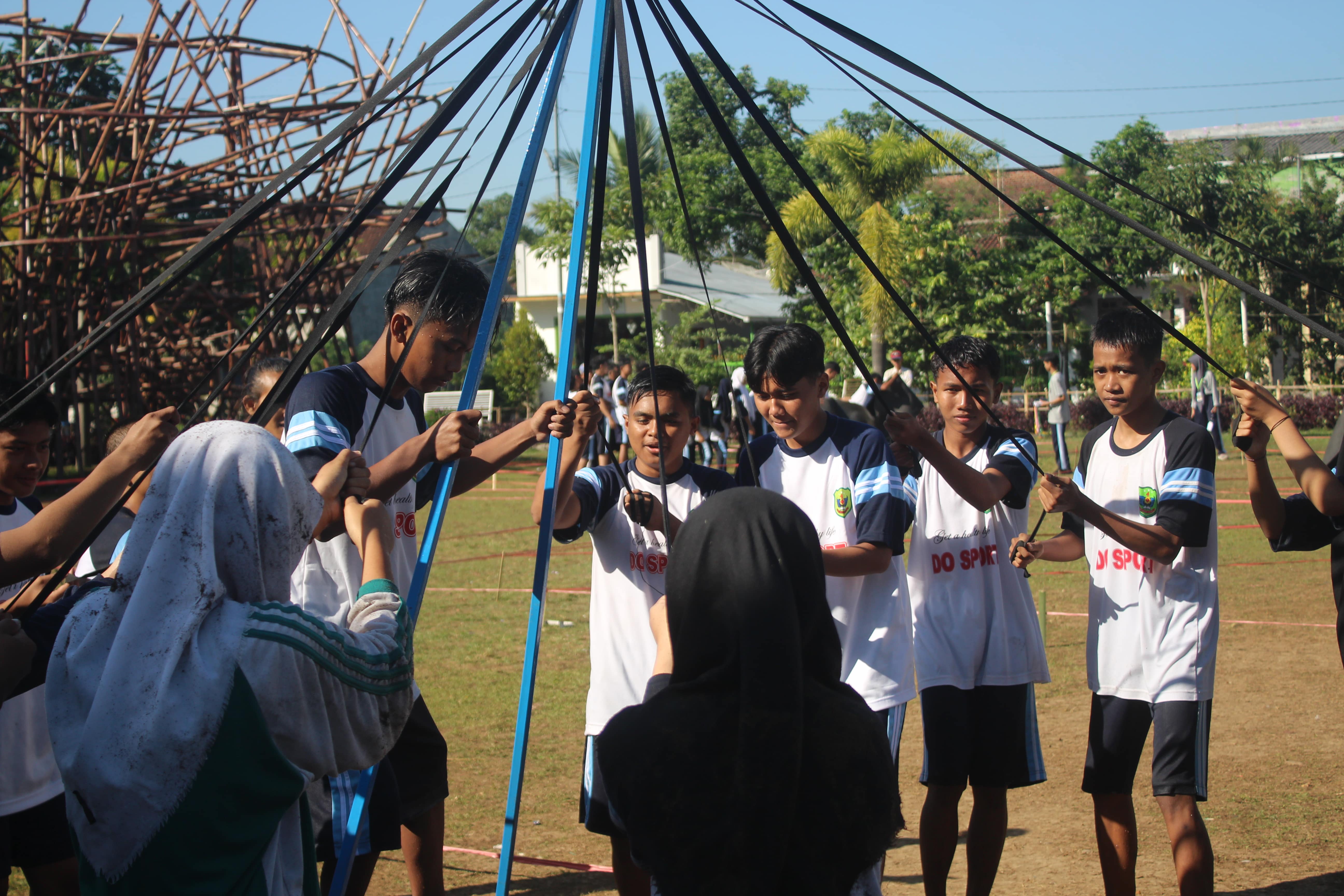 Seru dan Berkesan! Siswa Baru SMAN 1 Arjasa Mengikuti Outbond Hega's Wana dalam MPLS